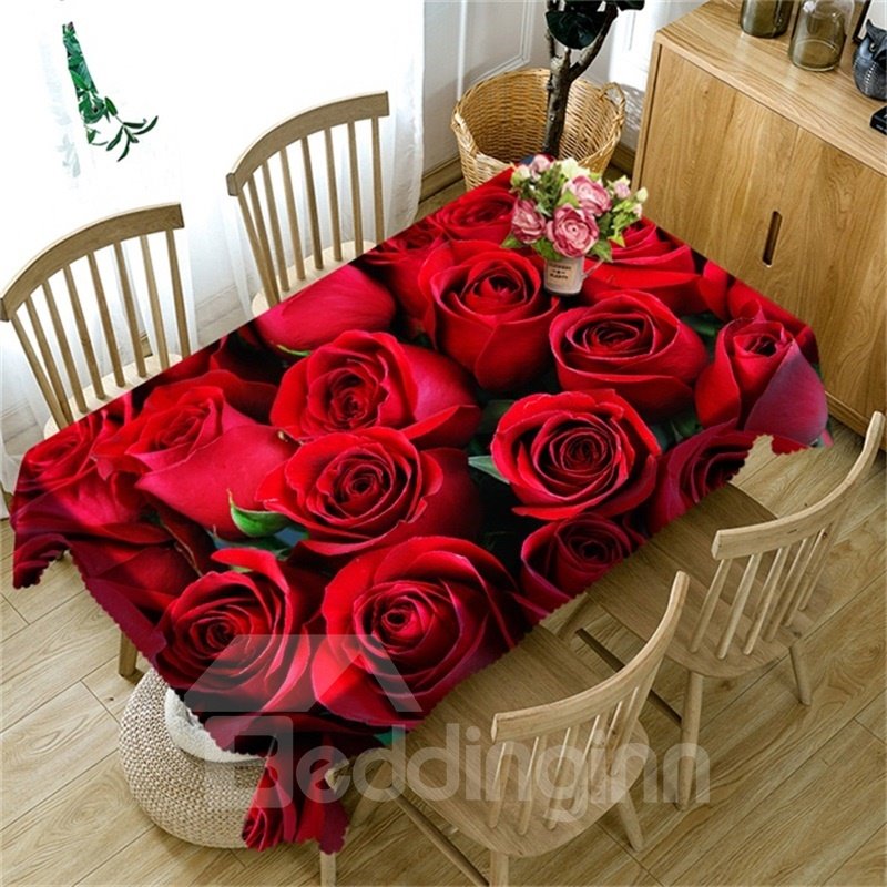 El mar de rosas rojas imprimió el mantel romántico y acogedor del hogar y del restaurante del estilo