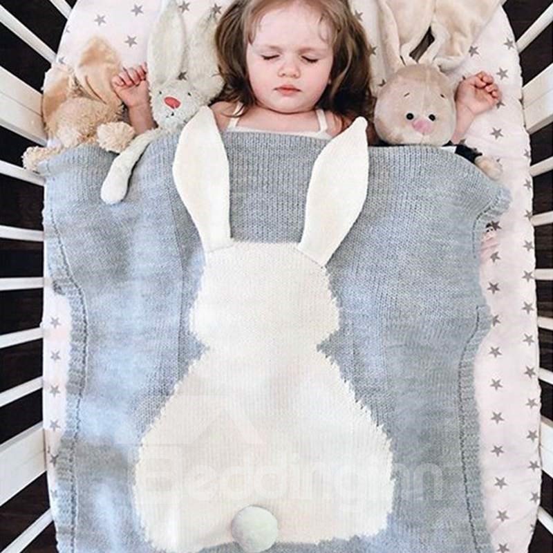 Manta de bebé gris de punto de algodón con estampado de conejo blanco